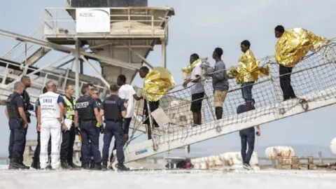 Impactantes imágenes: 230 migrantes cruzan el Canal de la Mancha en una lancha