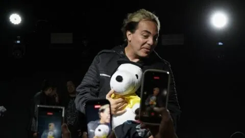Cristian Castro celebra su graduación de la preparatoria a los 51 años