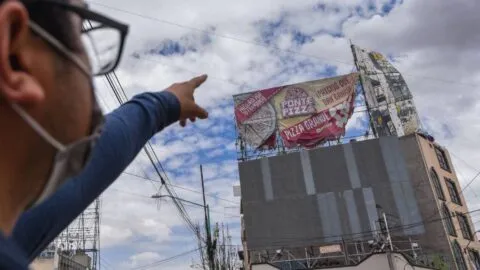 ¿Se cayó un espectacular y dañó tu auto? Esto dice la ley sobre quién debe pagar