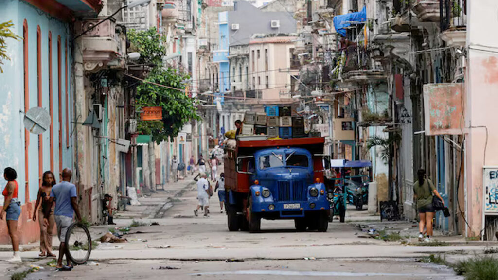 Trump extiende el embargo contra Cuba hasta septiembre de 2027