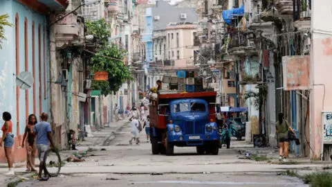 Trump extiende embargo contra Cuba hasta septiembre de 2027
