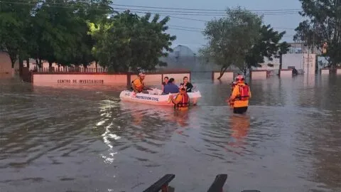 Rescatan con lanchas a 14 personas que quedaron varadas por las intensas lluvias en Culiacán