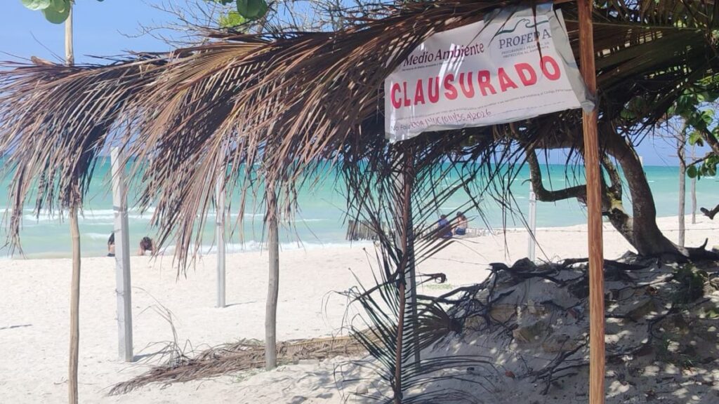 Denuncian intento de apropiación de playa pública en Yucatán; autoridades clausuran
