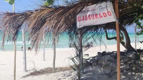 Denuncian intento de apropiación de playa pública en Yucatán; autoridades clausuran