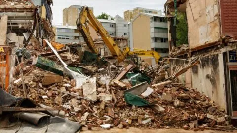 Alerta vial en CDMX: Derrumbe en inmueble desocupado cierra Viaducto Río Becerra a la altura de Nebraska