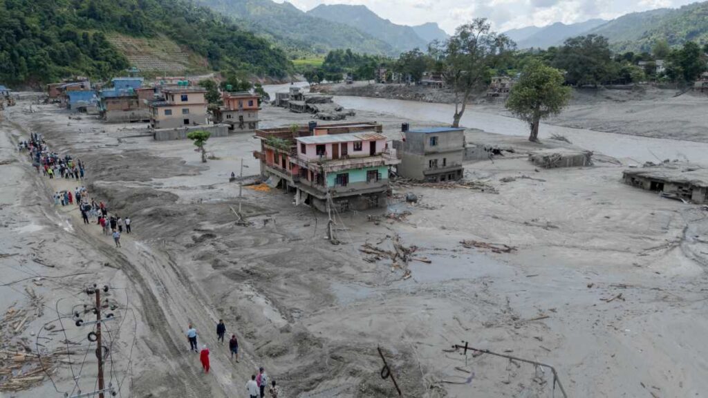 Deslaves en Nepal y China