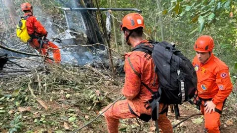 Desplome de helicóptero turístico deja 4 muertos en Río de Janeiro, 3 eran familiares