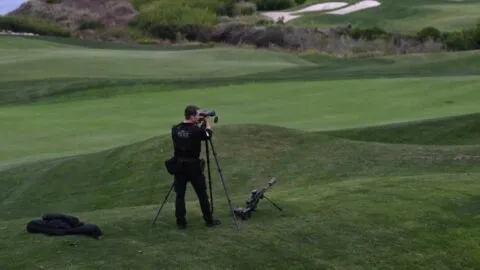 Detienen a un hombre armado en campo de golf de Trump antes de su visita a Los Ángeles