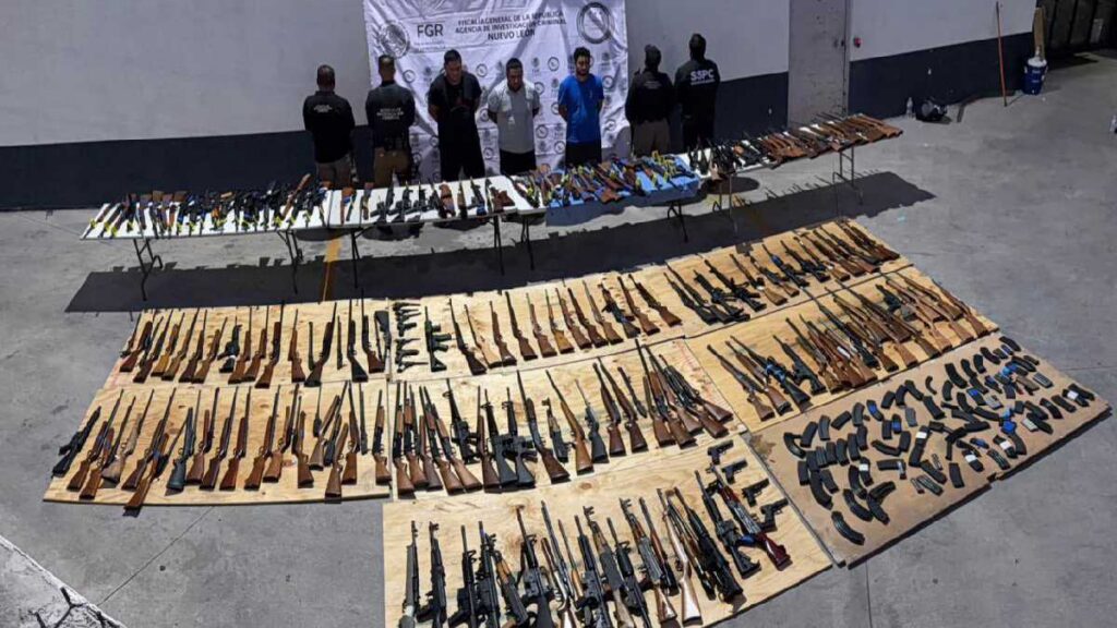 Detienen a tres sujetos y decomisan 210 armas en Nuevo León, dirigidas a cárteles; provenían de EE.UU.