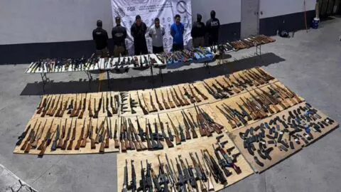 Detienen a tres y decomisan 210 armas dirigidas a cárteles; el arsenal provenía de EE. UU.