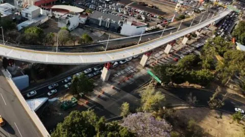 Se avienta de distribuidor vial en Venustiano Carranza y sobrevive; momento quedó en video
