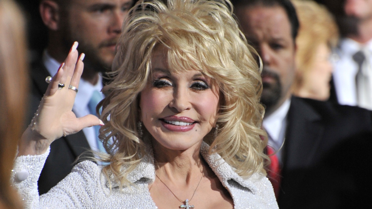 Dolly Parton quería que Elvis Presley cantara el icónico tema, el mánager del artista le hizo una aclaratoria que ella rechazó.