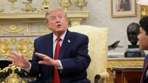 Aprobación de Trump se desploma a 33%, su nivel más bajo, según Reuters