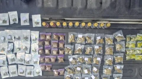 Detienen a joven con 100 dosis de posible marihuana y solvente