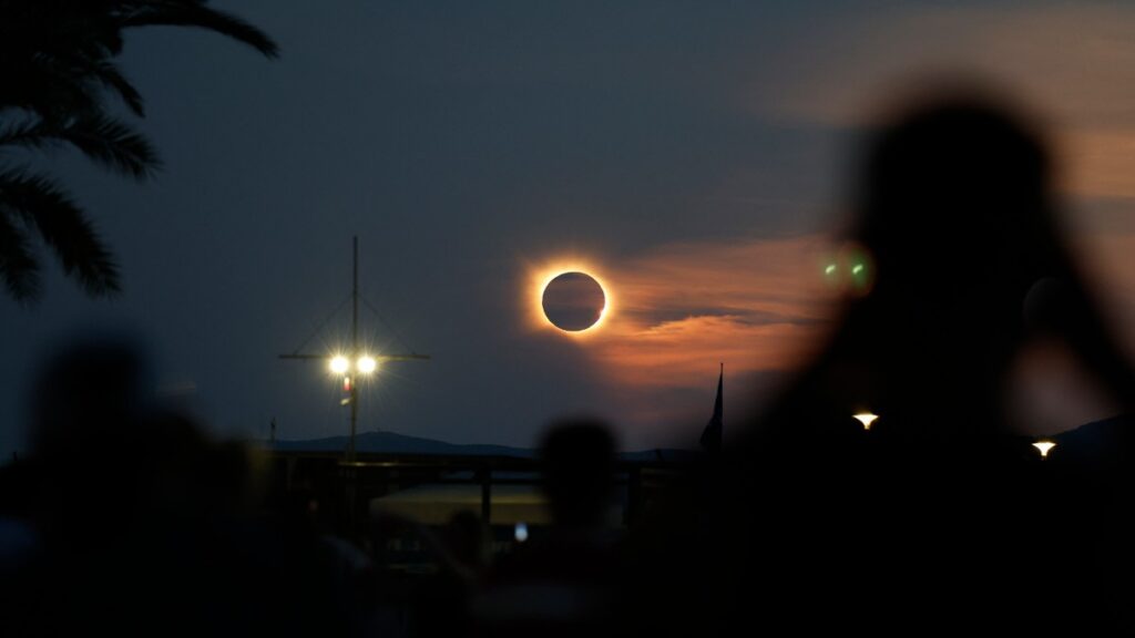 Así se vio el eclipse en Mallorca, España. Foto: AFP