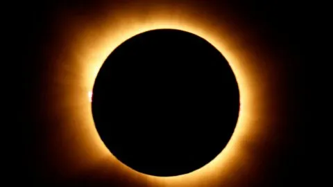 El día se hizo de noche: eclipse solar total alcanzó su punto máximo