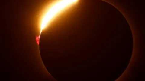 Los momentos más sorprendentes del eclipse solar 2026: así se convirtió el día en noche