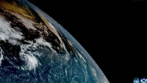 Videos muestran el eclipse solar desde el espacio y un avión: así avanzó la sombra