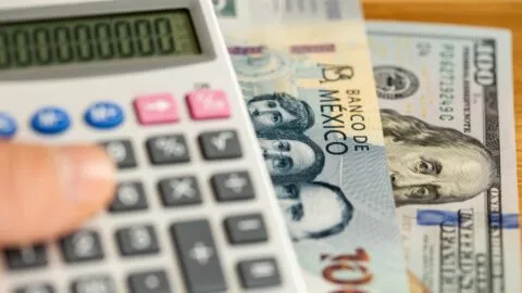 Menos pesos por dólar: el efecto oculto del "superpeso" que golpea a millones de familias
