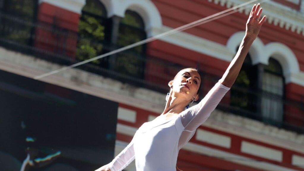 Elisa Carrillo convierte el Zócalo de Puebla en un enorme salón de ballet