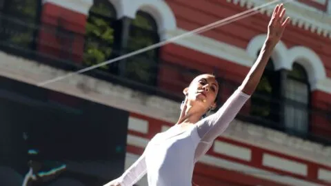Elisa Carrillo convierte el Zócalo de Puebla en un enorme salón de ballet
