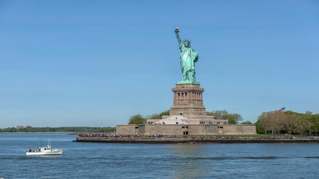Embarcación cerca de la Estatua de la Libertad