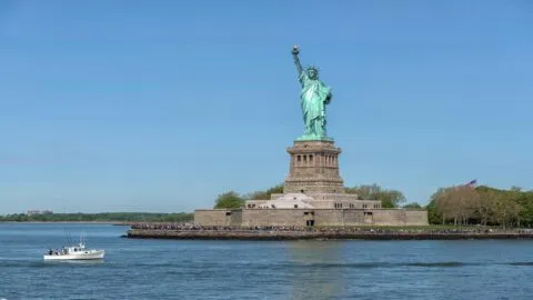 Tragedia en Nueva York: ICE arresta a capitán salvadoreño tras muerte de madre y bebé