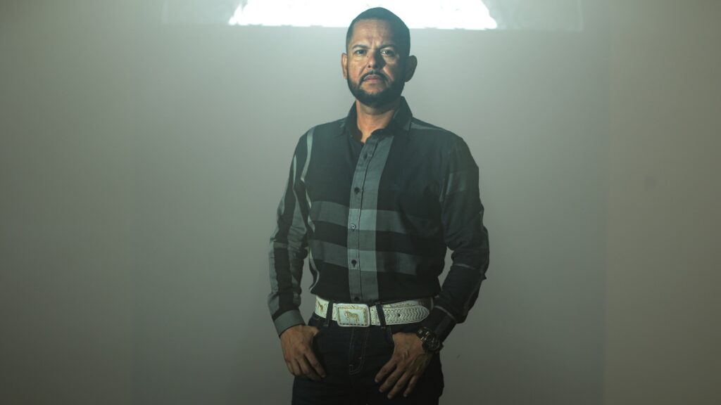 En entrevista: Toño Lizárraga vive un parteaguas en su carrera con “Vale más que reces”