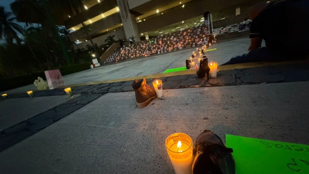 Entre velas, fichas y zapatos de desaparecidos, Sabuesos Guerreras claman justicia en Sinaloa