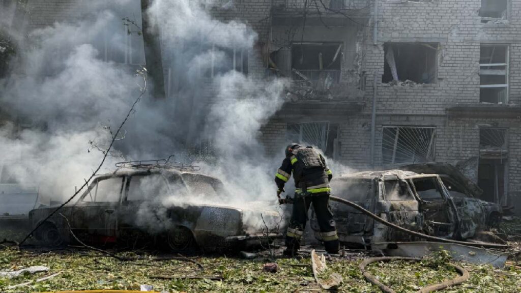 Escalada entre Rusia y Ucrania: 20 muertos en ataque a zona residencial y ataque a refinería de Tartaristán.