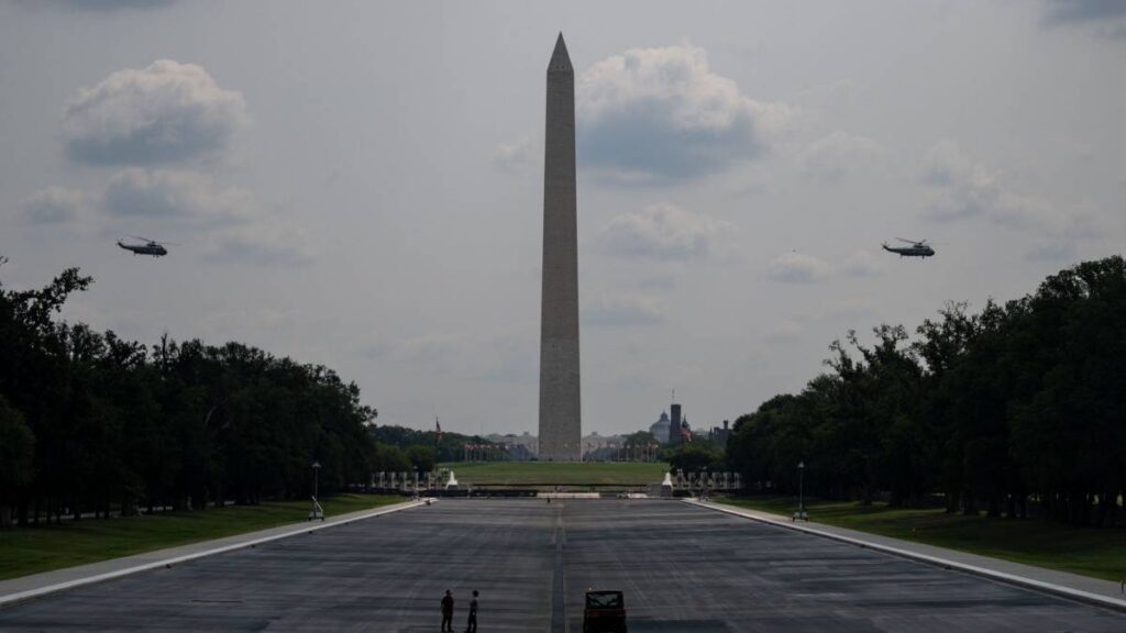 Trump critica a fiscal por retirar demanda contra exolímpico acusado de dañar monumento en Washington