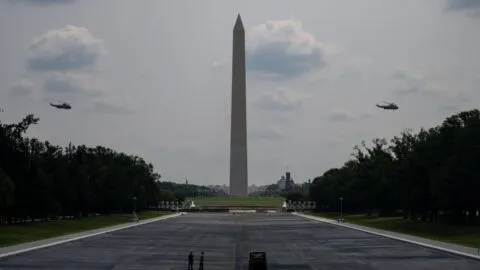 Trump critica a fiscal por retirar demanda contra exolímpico acusado de dañar monumento en Washington