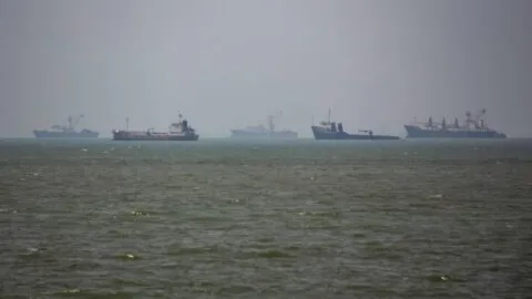 EE.UU. busca reabrir el estrecho de Ormuz antes del miércoles; expectativa de acuerdo hace caer el precio del petróleo