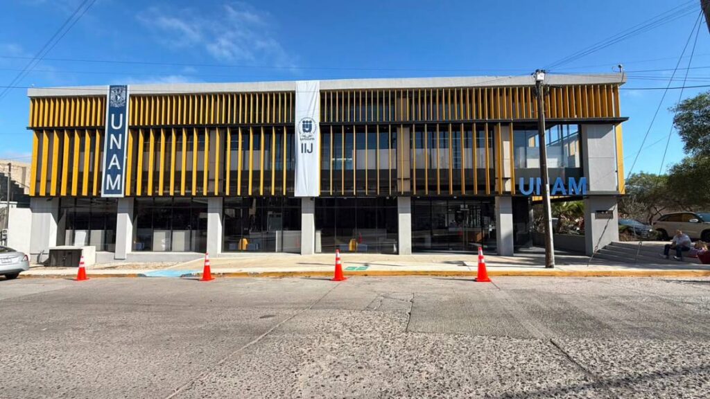 Decenas de aspirantes viajaron desde otros estados para presentar el examen de control de la UNAM en la sede de Tijuana.