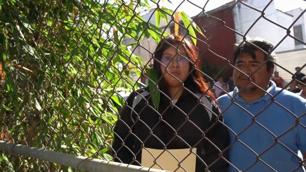 Brisa García Santiago acudió acompañada de su padre, quien pidió a las autoridades universitarias revisar su caso.