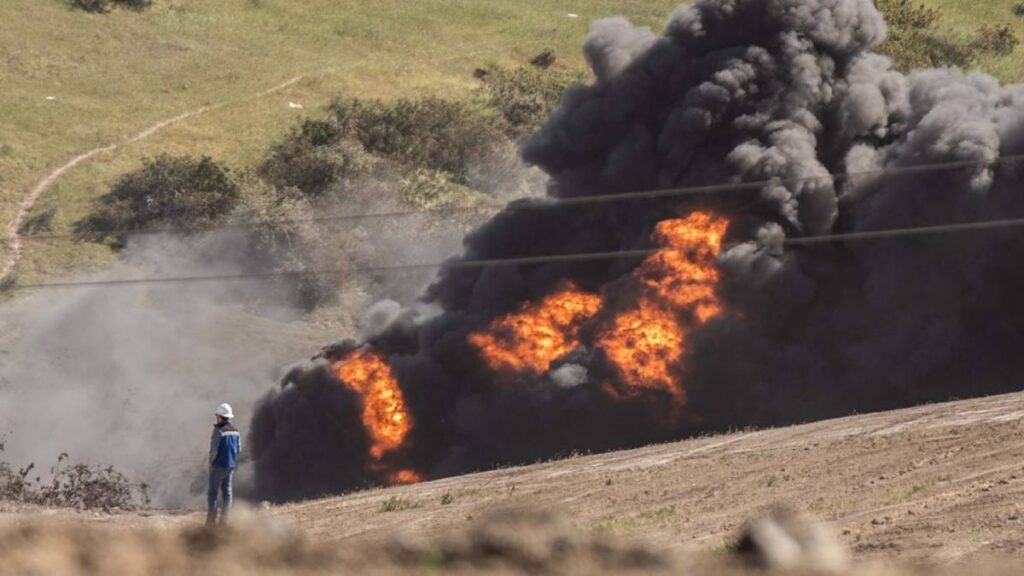 Una columna de humo negro fue visible tras el incendio en la instalación de Pemex en Chiapas.