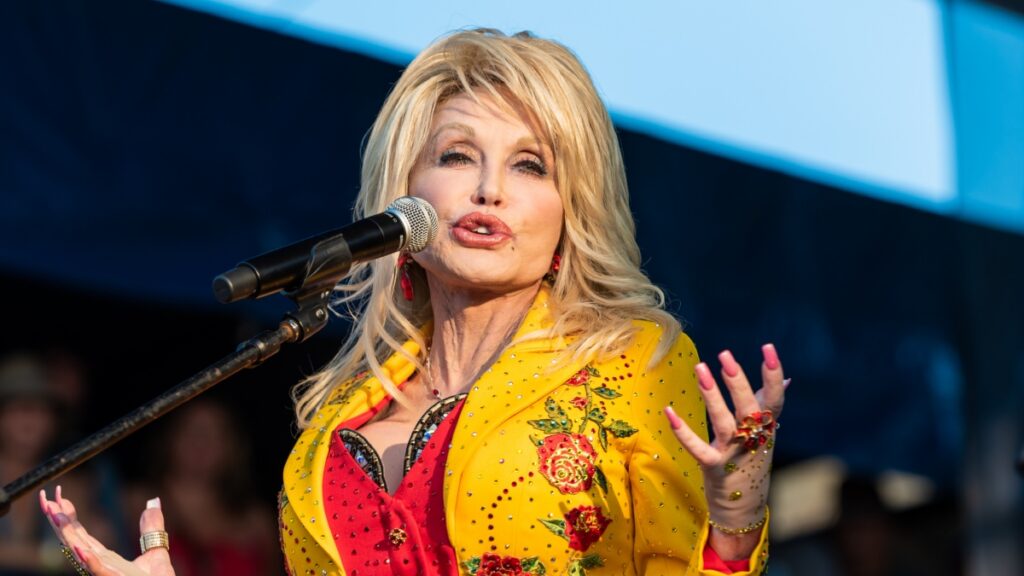 La genialidad de Dolly Parton como compositora quedó inmortalizada en el Salón de la Fama de los Grammy.