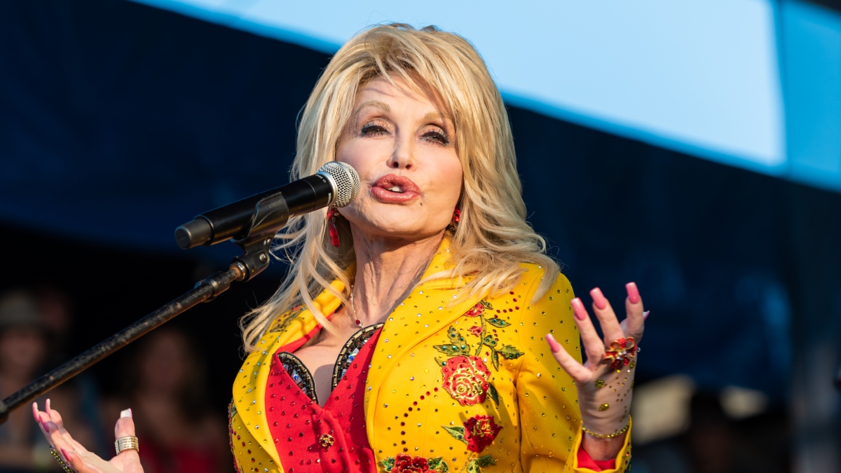 La genialidad de Dolly Parton como compositora quedó inmortalizada en el Salón de la Fama de los Grammy.