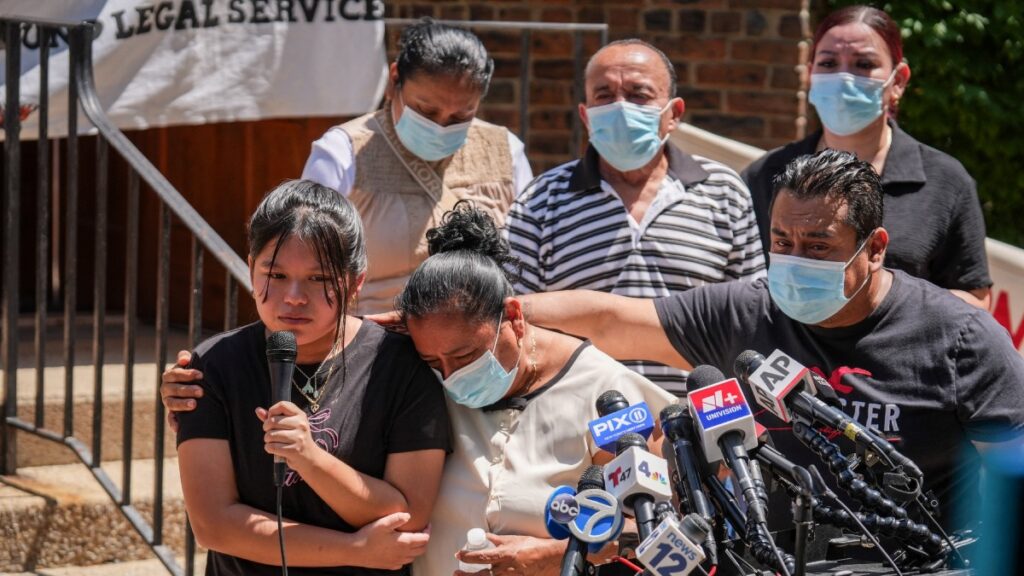 Familia de migrante salvadoreño muerto en centro del ICE alega negligencia y exige investigación