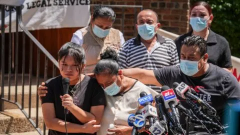 Familia de migrante salvadoreño muerto en centro del ICE alega negligencia y exige investigación
