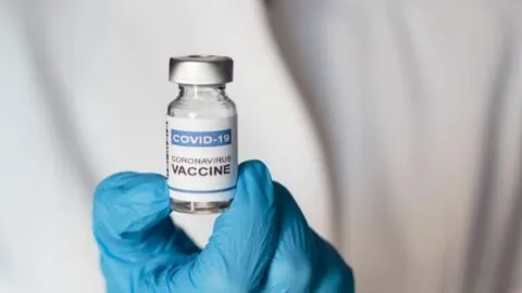 Pfizer y Moderna lanzarán dosis adaptadas para la temporada 2026-2027