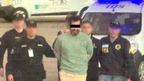 Difunden primeras imágenes de Fernando Farías durante su traslado a México