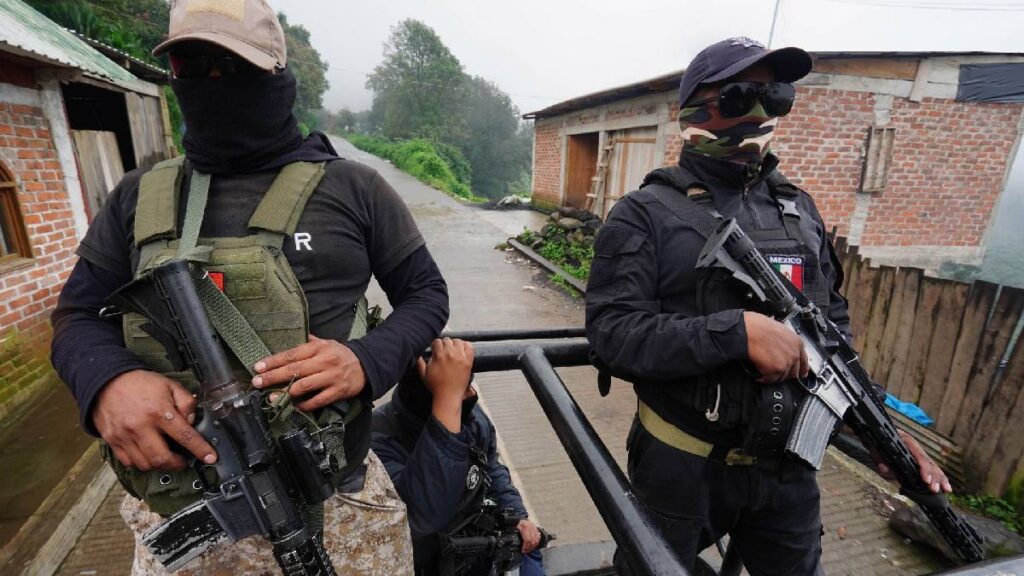 fraude-inmobiliario-en-zapopan-catean-finca-y-hallan-sellos-de-notarias-dinero-y-un-arma