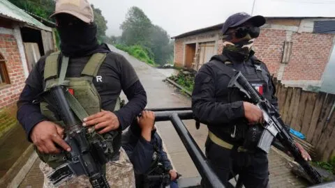 Fraude inmobiliario en Zapopan: catean finca y hallan sellos de notarías, dinero y un arma