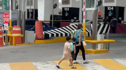 Restricción a visas deja a estudiantes cruzando solos a EE. UU.