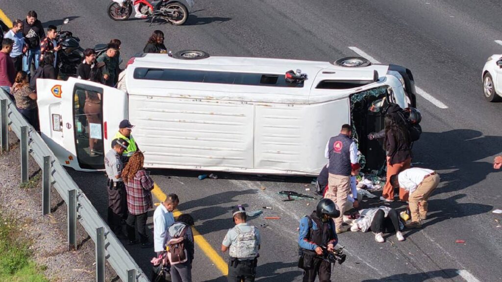 fuerte-volcadura-en-la-mexico-pachuca-deja-16-personas-heridas