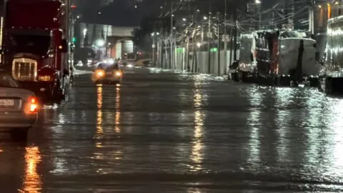 Fuertes lluvias provocan inundaciones y caos vial en Tultitlán, Cuautitlán y Valle de Chalco