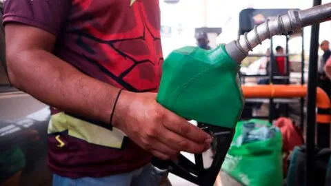 Gasolina regular seguirá debajo de 24 pesos por litro durante seis meses más