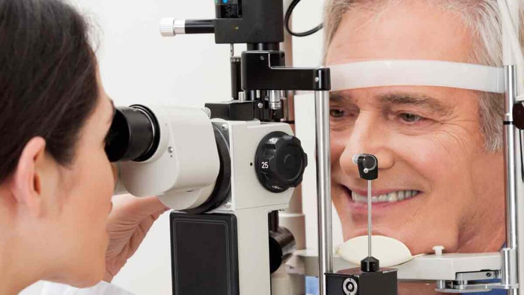 Especialistas recomiendan revisarse la vista ante el posible glaucoma