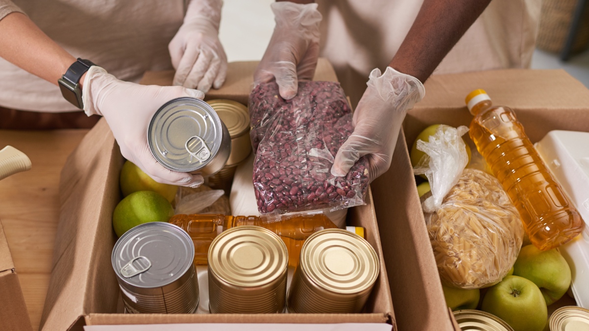 Las donaciones de Goya Foods en Nueva York consisten en bolsas repletas de artículos básicos de despensa.